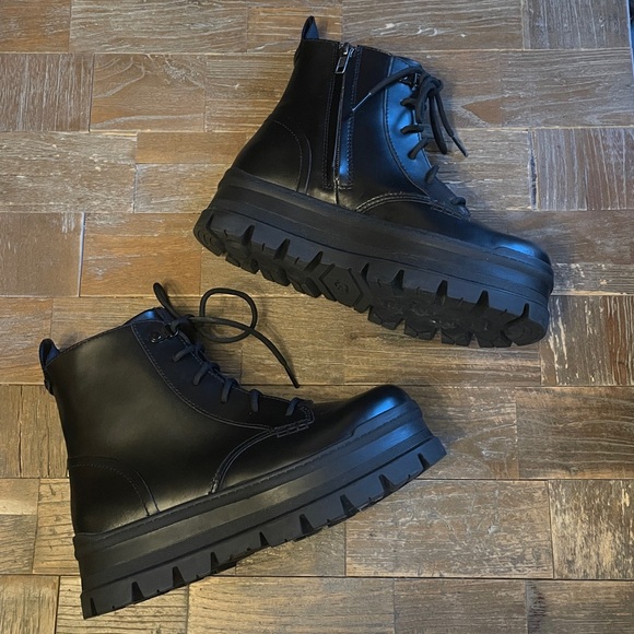 Ugg Sidnee Boots🖤 - Picture 11 of 15